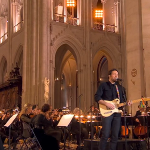 Vianney chante sa version d'"Hallelujah" au coeur de Notre-Dame de Paris pour sa réouverture le 7 décembre 2024.