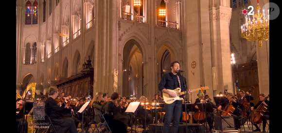 Vianney chante sa version d'"Hallelujah" au coeur de Notre-Dame de Paris pour sa réouverture le 7 décembre 2024.