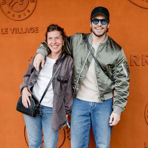 François Civil et sa soeur Marie au village lors des Internationaux de France de Tennis de Roland Garros 2025, à Paris, France, le 8 juin 2025. © Cyril Moreau/Bestimage