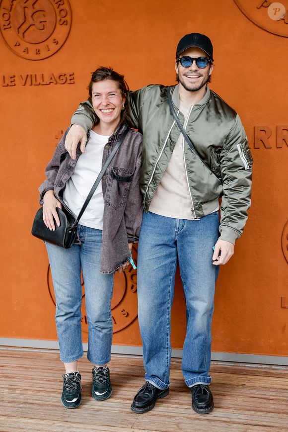 François Civil et sa soeur Marie au village lors des Internationaux de France de Tennis de Roland Garros 2025, à Paris, France, le 8 juin 2025. © Cyril Moreau/Bestimage