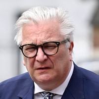 Le fils caché du prince d'une fameuse famille royale et d'une actrice sort de l'ombre, son frère délaissé ne partage pas le même enthousiasme