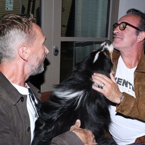 Jean Dujardin portait une tenue décontractée et a partagé des moments conviviaux avec les invités.

Jean Dujardin, Philippe Caverivière et son chien Virgil - Vernissage de l'exposition photos et du livre "La Boxe fait son cinéma" à l’hôtel Brach à Paris le 23 Septembre 2025. Ces clichés rendent hommage à plus de cinquante acteurs immortalisés dans des scènes où le noble art rencontre le 7ème art. © Denis Guignebourg/Bestimage