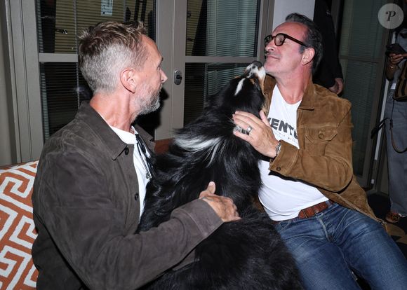 Jean Dujardin portait une tenue décontractée et a partagé des moments conviviaux avec les invités.

Jean Dujardin, Philippe Caverivière et son chien Virgil - Vernissage de l'exposition photos et du livre "La Boxe fait son cinéma" à l’hôtel Brach à Paris le 23 Septembre 2025. Ces clichés rendent hommage à plus de cinquante acteurs immortalisés dans des scènes où le noble art rencontre le 7ème art. © Denis Guignebourg/Bestimage