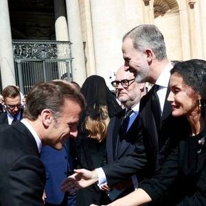 Le président français Emmanuel Macron, Brigitte Macron, Le roi Felipe VI et la reine Letizia d’Espagne - Les dirigeants et les têtes couronnées, venus du monde entier, assistent aux funérailles du pape François sur la place Saint-Pierre au Vatican à Rome, le 26 avril 2025.