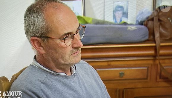 Gilles à la ferme avec ses prétendantes dans "L'amour est dans le pré"