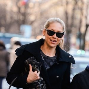 Anna Kournikova est vue quittant la boutique Hermes avec le manager d'Enrique Iglesias à Paris, France, le 3 février 2014. Photo ABACAPRESS.COM
