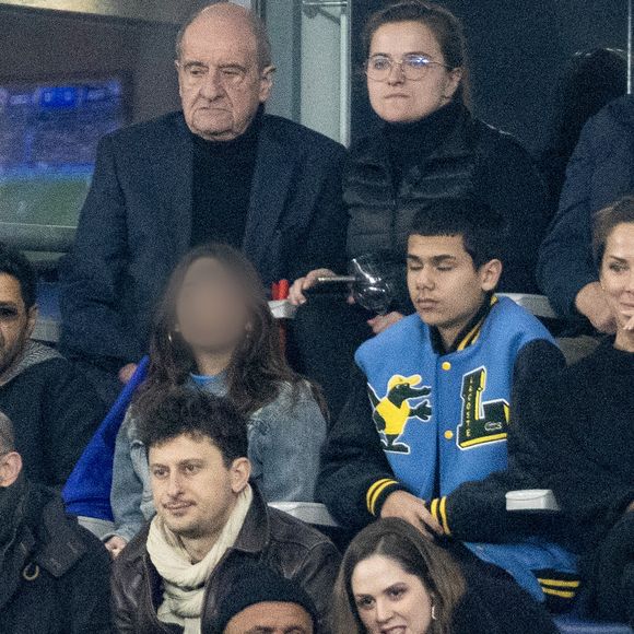 Pierre Lescure, Jamel Debbouze avec sa femme Mélissa Theuriau et leurs deux enfants Leon Debbouze et Lila Debbouze - Célébrités dans les tribunes du quart de finale de la Ligue des Nations de l'UEFA 2025 "France - Croatie (2-0 / tab 5-4)" au Stade de France à Saint-Denis le 23 mars 2025. © Cyril Moreau/Bestimage
