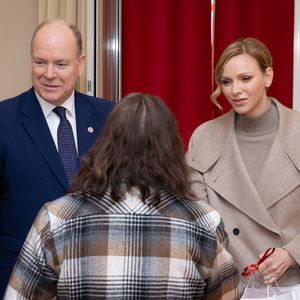Le prince Albert et Charlene de Monaco offrent des cadeaux aux personnes défavorisées au bureau de la Croix-Rouge de Monaco, le 14 novembre 2025.

Photo : Olivier Huitel / Pool Monaco / Bestimage