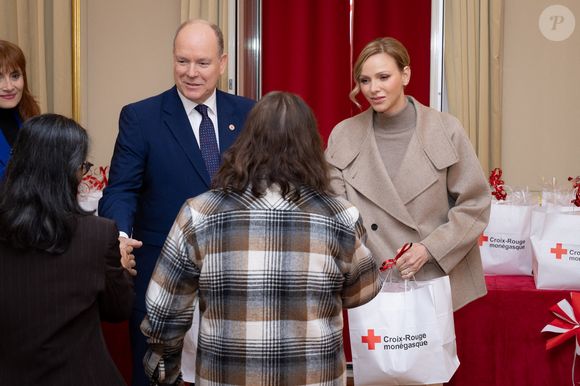 Le prince Albert et Charlene de Monaco offrent des cadeaux aux personnes défavorisées au bureau de la Croix-Rouge de Monaco, le 14 novembre 2025.

Photo : Olivier Huitel / Pool Monaco / Bestimage