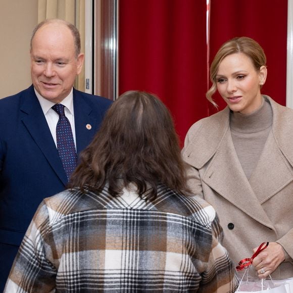 Le prince Albert et Charlene de Monaco offrent des cadeaux aux personnes défavorisées au bureau de la Croix-Rouge de Monaco, le 14 novembre 2025.

Photo : Olivier Huitel / Pool Monaco / Bestimage