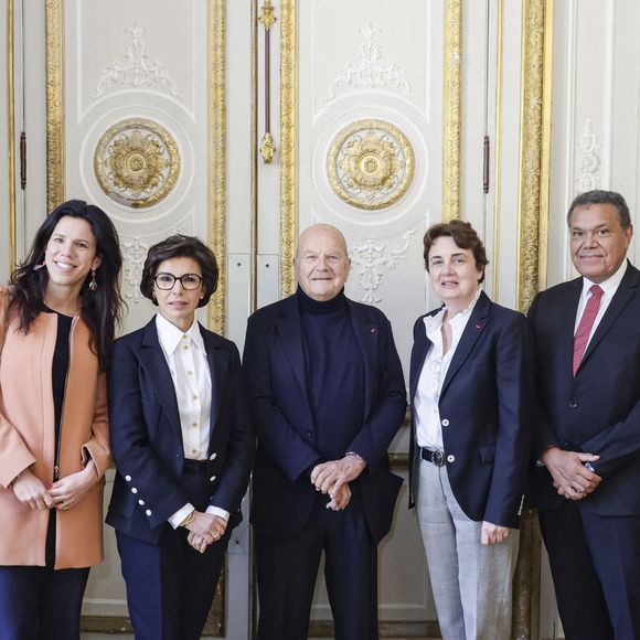 Grand moment pour Marc Ladreit de Lacharrière

Eléonore Ladreit de Lacharrière, Laurence des Cars, Rachida Dati, Emmanuel Kasarherou, Marc Ladreit de Lacharrière, Signature d’une convention entre le Musée du Louvre et le Musée du Quai Branly, financée exclusivement par M.Ladreit de Lacharrière, en présence de Madame La Ministre Rachida Dati, à Paris  © Jack Tribeca/Bestimage