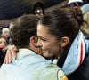 Sous l’œil des caméras, ils sont apparus élégants et souriants.

Antoine Dupont, Iris Mittenaere lors du match de rugby du Tournoi des Six Nations France contre Angleterre au Stade de France à Saint-Denis le 14 mars 2026.

Photo : AGENCE / BESTIMAGE