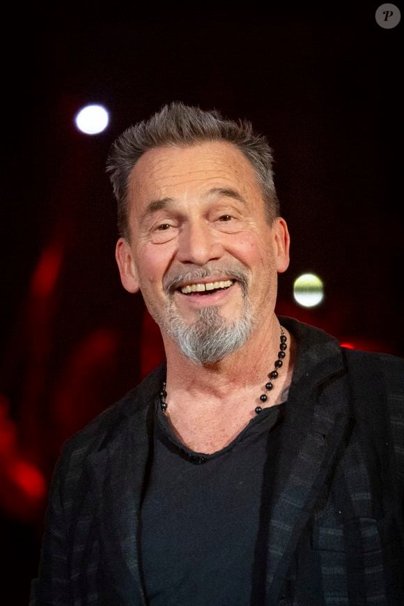 Exclusif - Florent Pagny lors de l'enregistrement de l'émission "L'anniversaire secret" à Paris. Le 7 novembre 2023 © Cyril Moreau / Bestimage Dans ce show musical inédit, une énorme surprise a été créée dans le plus grand secret, pour célébrer les 30 ans de succès de Pascal Obispo, sans qu’il ne soit au courant de quoi que ce soit ! Pensant participer à une émission de variétés, Pascal Obispo a été invité par Nagui pour présenter son dernier single… Sauf qu’en arrivant sur le plateau, plus de 600 personnes l’attendaient… et c’est à ce moment que la soirée démarre…Étonné de se retrouver seul en plateau sans animateur, il va comprendre rapidement que rien ne se passe comme prévu !  « Son » groupe de musiciens et de choristes installés sur scène, et les premières notes de musique résonnent.  L’arrivée de Zazie, son amie de longue date, lui révèle la supercherie : beaucoup de musiques, beaucoup de surprises et beaucoup d’émotions ! Au programme, ses plus grands succès et ceux composés pour ses nombreux amis artistes au cours des 30 dernières années consacrées à la musique.  Une soirée chargée d’émotions et de souvenirs inoubliables puisque Pascal Obispo va découvrir au fur et à mesure de la soirée tous les artistes venus lui fêter son anniversaire. Avec son piano ou sa guitare jamais très loin, il va interpréter pendant plus de deux heures ses plus grands succès. Cet anniversaire lui réserve d'excellents moments de partages, de rires, de larmes et de souvenirs pour marquer ses 30 ans d’une incroyable carrière. Le Vendredi 24 novembre à 21h10 sur France 3, venez chanter ses plus grands succès ou les titres composés pour d’autres artistes, ceux qui ont jalonné ses 30 ans de dévouement à la musique : de Ma liberté de penser à Plus que tout au monde en passant par Tomber pour elle, 1980 mais aussi Allumer le feu, L'envie d'aimer, Zen, ou Savoir aimer.  Chaque chanson sera un voyage dans le temps pour vous rappeler pourquoi vous êtes tombés amoureux de sa musique. Cette soirée est une énorme surprise qui la rend mémorable…