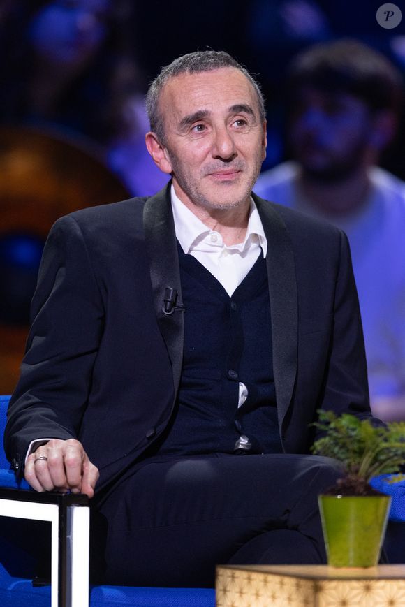 Élie Semoun a révélé l’information tant attendue : "Il s’appelle Noé".

Exclusif - Elie Semoun lors de l'enregistrement de l'émission "La Boîte à secrets", présentée par F.Bollaert et diffusée le 23 janvier sur France 3, dans les studios du Lendit à Saint-Denis, France, le 16 décembre 2025. © Cyril Moreau/Bestimage