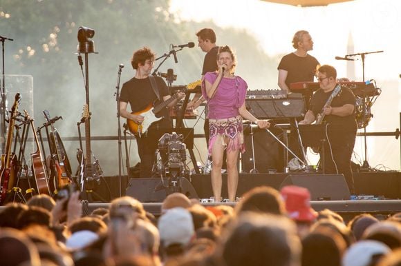 Camille - Soirée du "Grand Concert de la fête de la musique" au Jardin des Tuileries, autour de la vasque olympique, présentée par D. Bürki et M. Bouhafsi et retransmis en direct sur France 2 à Paris le 21 juin 2025. © Marc Ausset-Lacroix - Jack Tribeca - Christophe Clovis / Bestimage