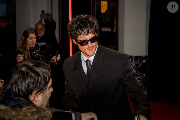 Jacob Elordi fait une apparition remarquée à la première du film « Frankenstein » au Grand Rex à Paris. L'acteur salue ses fans et les photographes à son arrivée à cet événement très médiatisé le 10 octobre 2025 ©Backgrid UK/ Bestimage