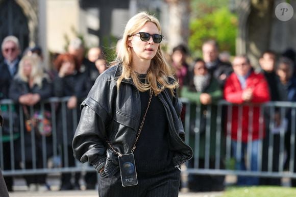 Tout comme Virginie Efira qui avait joué aux côtés d’Émilie Dequenne, dans le drame romantique "Les Choses qu'on dit, les choses qu'on fait", réalisé par Emmanuel Mouret, sorti en 2020. 

Virginie Efira aux arrivées des obsèques d'Emilie Dequenne au cimetière Père Lachaise à Paris, France, le 26 mars 2025. © Cyril Moreau/Bestimage