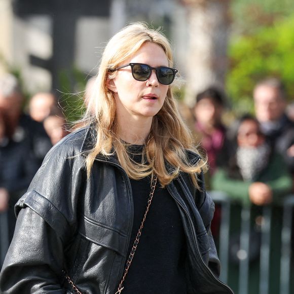 Tout comme Virginie Efira qui avait joué aux côtés d’Émilie Dequenne, dans le drame romantique "Les Choses qu'on dit, les choses qu'on fait", réalisé par Emmanuel Mouret, sorti en 2020. 

Virginie Efira aux arrivées des obsèques d'Emilie Dequenne au cimetière Père Lachaise à Paris, France, le 26 mars 2025. © Cyril Moreau/Bestimage