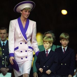 Photo d'archives datée du 25/10/1990 de Diana, la princesse de Galles, accompagnée de ses enfants, le prince William (à droite) et le prince Harry, assistent à un service à la cathédrale Saint-Paul de Londres pour commémorer le 50e anniversaire du Blitz. © Rebecca Naden/PA Wire