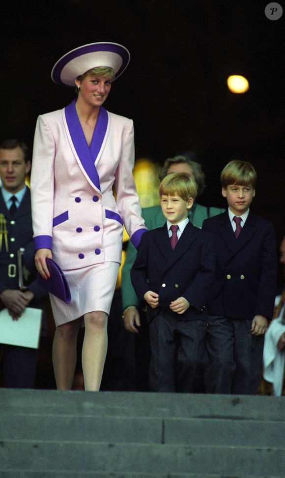 Photo d'archives datée du 25/10/1990 de Diana, la princesse de Galles, accompagnée de ses enfants, le prince William (à droite) et le prince Harry, assistent à un service à la cathédrale Saint-Paul de Londres pour commémorer le 50e anniversaire du Blitz. © Rebecca Naden/PA Wire