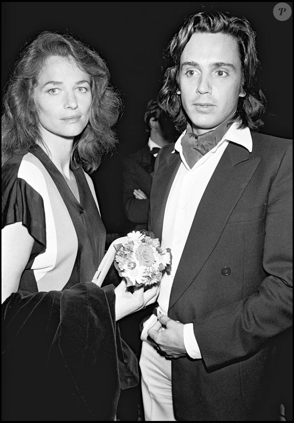 "Charlotte Rampling observe son mari, Jean-Michel Jarre, peignant un tableau abstrait dans la verrière de leur maison de Croissy, dans les Yvelines. Le soleil joue à travers les stores, une journée vide s’annonce, elle lui dit : 'J’aimerais faire des choses avec mes mains.' Il répond : 'Lance-toi !'"

Jean-Michel Jarre et Charlotte Rampling au Festival de Cannes en 1979.
Bestimage