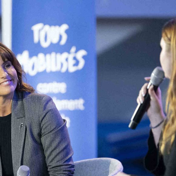 Faustine Bollaert lors d'un événement de sensibilisation au harcèlement scolaire dans un lycée de Paris, le 7 novembre 2023. Photo par Eliot Blondet/ABACAPRESS.COM