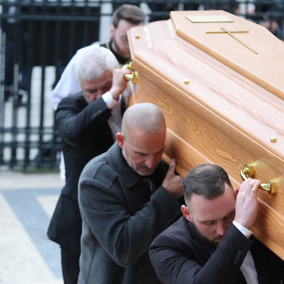 Illustration cercueil, Stéphane Courbis porte le cercueil de son père - Arrivées à la cérémonie religieuse en hommage à Rolland Courbis dans l'église de la Madeleine à Paris, France, le 14 janvier 2026. © Jacovides-Moreau/Bestimage