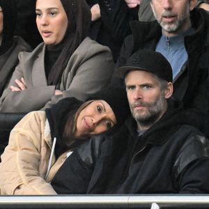 Sonia Rolland et son mari Guillaume Gabriel en tribunes lors du match de football Ligue 1 Uber Eats opposant le Paris Saint-Germain (PSG) à l'OGC Nice (1-0) au Parc des Princes à Paris, France, le 1er novembre 2025. © Lionel Urman/Bestimage