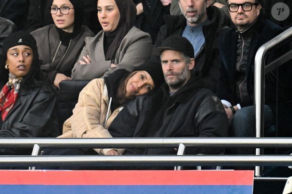 Sonia Rolland et son mari Guillaume Gabriel en tribunes lors du match de football Ligue 1 Uber Eats opposant le Paris Saint-Germain (PSG) à l'OGC Nice (1-0) au Parc des Princes à Paris, France, le 1er novembre 2025. © Lionel Urman/Bestimage