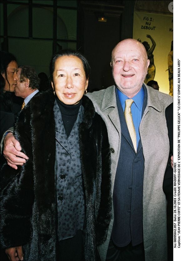 Vernissage de l'exposition célébrant les 20 ans de son personnage "Le Chat" à l'Ecole des Beaux-Arts à Paris en 2003. Ici avec Jean-Pierre Coffe et sa compagne.