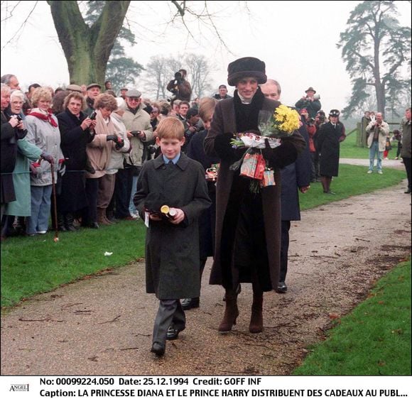 La princesse Diana et le prince Harry distribuent des cadeaux au public lors des fêtes de Noël a Sandringham.