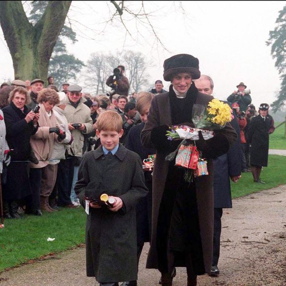 La princesse Diana et le prince Harry distribuent des cadeaux au public lors des fêtes de Noël a Sandringham.