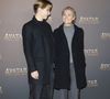 Attendu en salles le 17 décembre, le nouveau volet de la saga de James Cameron a réuni un duo mère-fils complice, assorti jusqu’aux tenues : un ensemble gris et un manteau noir en laine pour la présentatrice du JT de France 2, et un total look black pour son fils.

Anne-Sophie Lapix et son fils - Avant-première du film "Avatar : Fire and Ash" (Avatar : de Feu et de Cendres) à la Seine Musicale de Boulogne-Billancourt le 5 décembre 2025. © Marc Ausset-Lacroix/Bestimage