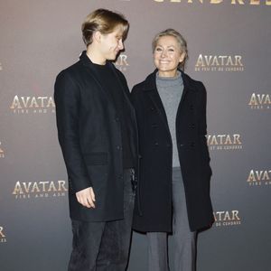 Attendu en salles le 17 décembre, le nouveau volet de la saga de James Cameron a réuni un duo mère-fils complice, assorti jusqu’aux tenues : un ensemble gris et un manteau noir en laine pour la présentatrice du JT de France 2, et un total look black pour son fils.

Anne-Sophie Lapix et son fils - Avant-première du film "Avatar : Fire and Ash" (Avatar : de Feu et de Cendres) à la Seine Musicale de Boulogne-Billancourt le 5 décembre 2025. © Marc Ausset-Lacroix/Bestimage