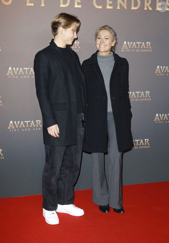 Attendu en salles le 17 décembre, le nouveau volet de la saga de James Cameron a réuni un duo mère-fils complice, assorti jusqu’aux tenues : un ensemble gris et un manteau noir en laine pour la présentatrice du JT de France 2, et un total look black pour son fils.

Anne-Sophie Lapix et son fils - Avant-première du film "Avatar : Fire and Ash" (Avatar : de Feu et de Cendres) à la Seine Musicale de Boulogne-Billancourt le 5 décembre 2025. © Marc Ausset-Lacroix/Bestimage