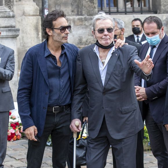 Anthony Delon, Alain Delon - Obsèques de Jean-Paul Belmondo en en l'église Saint-Germain-des-Prés, à Paris le 10 septembre 2021.

© Cyril Moreau / Bestimage