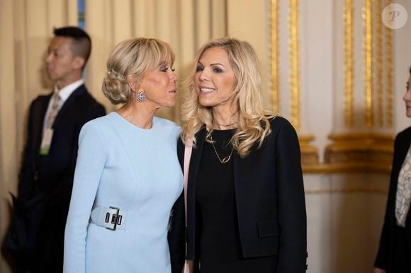 De belles vacances pour Laurence Auzière, qui a pu recharger les batteries à plus de 8300 km de la France

Brigitte Macron et Laurence Auzière pendant la présentation avant un dîner pendant la visite du président chinois en France, à l'Elysée à Paris, le 6 mai 2024.  © Eliot Blondet / Pool / Bestimage