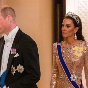 Le 28 février 2025, lors d'une soirée au Danemark, la reine Mary portait la même robe scintillante dans laquelle Kate Middleton s'était affiché, lors du mariage du prince Hussein de Jordanie, en 2023.

Le prince William, prince de Galles, et Catherine (Kate) Middleton, princesse de Galles, - Les familles royales au mariage du prince Hussein de Jordanie et de Rajwa al Saif, au palais Zahran à Amman (Jordanie), le 1er juin 2023.