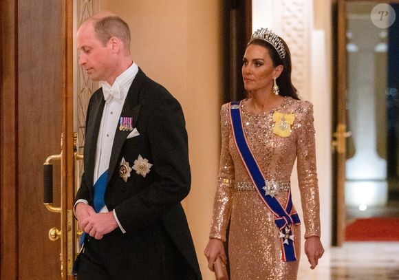 Le 28 février 2025, lors d'une soirée au Danemark, la reine Mary portait la même robe scintillante dans laquelle Kate Middleton s'était affiché, lors du mariage du prince Hussein de Jordanie, en 2023.

Le prince William, prince de Galles, et Catherine (Kate) Middleton, princesse de Galles, - Les familles royales au mariage du prince Hussein de Jordanie et de Rajwa al Saif, au palais Zahran à Amman (Jordanie), le 1er juin 2023.