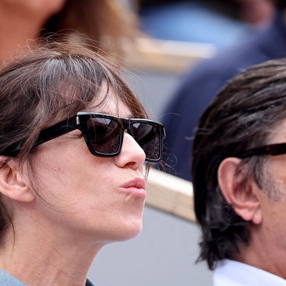 Yvan Attal et sa compagne Charlotte Gainsbourg - Célébrités en tribunes des Internationaux de France de tennis de Roland Garros 2023 à Paris le 11 juin 2023. © Jacovides-Moreau/Bestimage