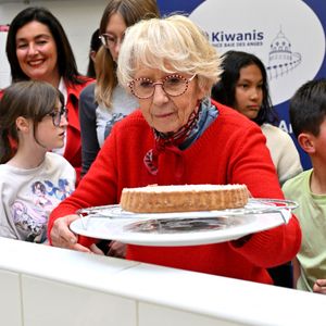 Exclusif - Mercotte, la jurée de l'émission "Le Meilleur Pâtissier" sur M6, est venue à Nice, le 26 avril 2024, pour rencontrer les adolescents du stage culinaire « Nice Chef » et superviser leurs réalisations, des biscuits de Savoie façon Mercotte.
© Bruno Bebert / Bestimage
