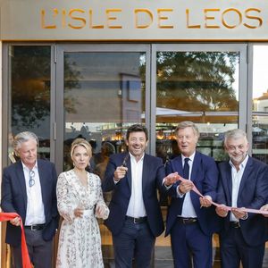Exclusif -  Jean-Philippe Nuel (Architecte d’intérieur), Maud Bailly (Directrice générale Sofitel, MGallery & Emblems), Sébastien Bazin (PDG du groupe Accor), Patrick Bruel, Pierre Gonzalvez (Maire de l’Isle sur la Sorgue), Emmanuel Borla (Directeur de l’hôtel) - Patrick Bruel inaugure son hôtel cinq étoiles "L'Isle de Leos MGallery" à L'Isle-sur-la-Sorgue, France, le 23 septembre 2025. 
 © Jack Tribeca / Bestimage