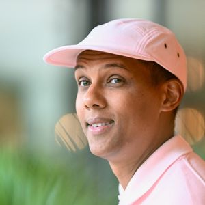 Selon Le Parisien, Stromae aurait été aperçu par des voisins dans le quartier de Forest où il possèderait un "penthouse". Il a été décrit comme quelqu'un de simple et accessible...

Stromae pose au Village pendant les Internationaux de France à Roland Garros le 08 juin 2025 à Paris, France. Photo Franck Castel/Abaca