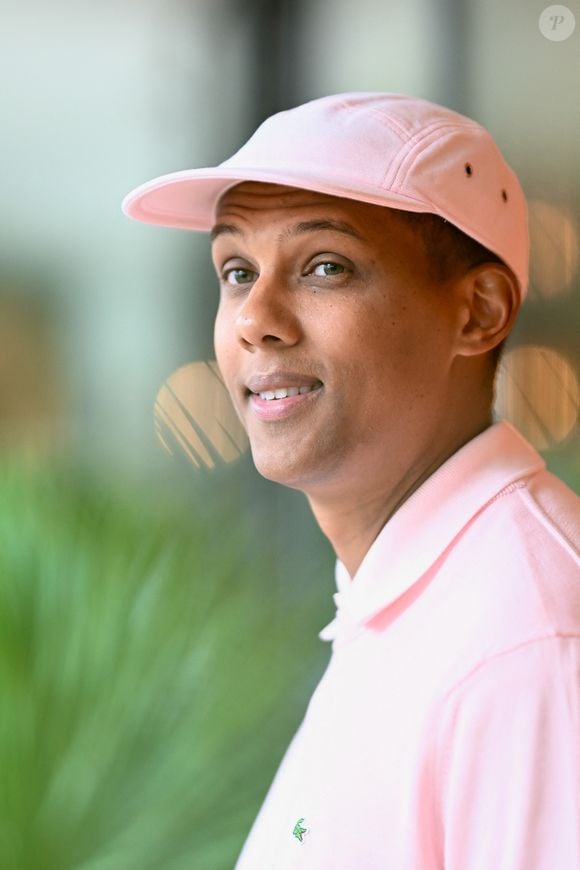Selon Le Parisien, Stromae aurait été aperçu par des voisins dans le quartier de Forest où il possèderait un "penthouse". Il a été décrit comme quelqu'un de simple et accessible...

Stromae pose au Village pendant les Internationaux de France à Roland Garros le 08 juin 2025 à Paris, France. Photo Franck Castel/Abaca