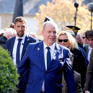 Sur place, ils ont dégusté un délicieux déjeuner concocté par des restaurateurs du coin qui ont fermé leur établissement pendant 4 jours
Le prince Albert II de Monaco, La princesse Charlène de Monaco, Le prince Jacques de Monaco, marquis des Baux, La princesse Gabriella de Monaco, comtesse de Carladès lors d'une visite à Matignon le 9 avril 2025.
En fin de matinée, le Couple princier et Ses enfants sont accueillis par François de
Keréver, préfet des Côtes-d’Armor, et par Jean-René Carfantan, maire de Matignon, commune d’où est originaire la famille de Matignon.
Après une promenade dans le bourg à la découverte du marché traditionnel, la Famille princière dévoile une plaque commémorative en souvenir de sa visite.

© Dominique Jacovides / Bestimage