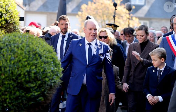 Sur place, ils ont dégusté un délicieux déjeuner concocté par des restaurateurs du coin qui ont fermé leur établissement pendant 4 jours
Le prince Albert II de Monaco, La princesse Charlène de Monaco, Le prince Jacques de Monaco, marquis des Baux, La princesse Gabriella de Monaco, comtesse de Carladès lors d'une visite à Matignon le 9 avril 2025.
En fin de matinée, le Couple princier et Ses enfants sont accueillis par François de
Keréver, préfet des Côtes-d’Armor, et par Jean-René Carfantan, maire de Matignon, commune d’où est originaire la famille de Matignon.
Après une promenade dans le bourg à la découverte du marché traditionnel, la Famille princière dévoile une plaque commémorative en souvenir de sa visite.

© Dominique Jacovides / Bestimage