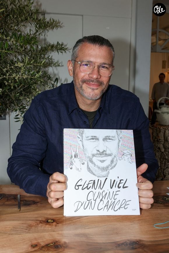 Les Chefs à Saint-Tropez fêtent les producteurs 2026. Glenn Viel en dédicace salle Jean Desplas, place des Lices à Saint-Tropez, le 3 mai 2026. © Jean-Marc LhomerBestimage.