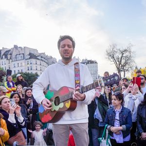 Pour rappel, il a décidé de s'éloigner de la scène pour se consacrer à un nouveau défi

Le chanteur Vianney a improvisé un concert sur le parvis de Notre-Dame de Paris le 8 avril 2025.

© Jack Bussat / Bestimage