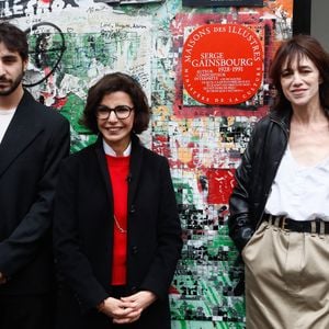 Ben Attal, Rachida Dati (ministre de la culture), Charlotte Gainsbourg lors de la cérémonie de dévoilement de la plaque "Maison des Illustres" de la Maison Gainsbourg à Paris, France, le 2 avril 2024. © Christophe Clovis/Bestimage