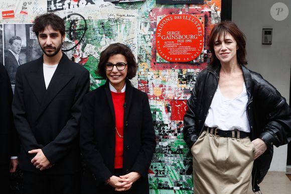 Ben Attal, Rachida Dati (ministre de la culture), Charlotte Gainsbourg lors de la cérémonie de dévoilement de la plaque "Maison des Illustres" de la Maison Gainsbourg à Paris, France, le 2 avril 2024. © Christophe Clovis/Bestimage